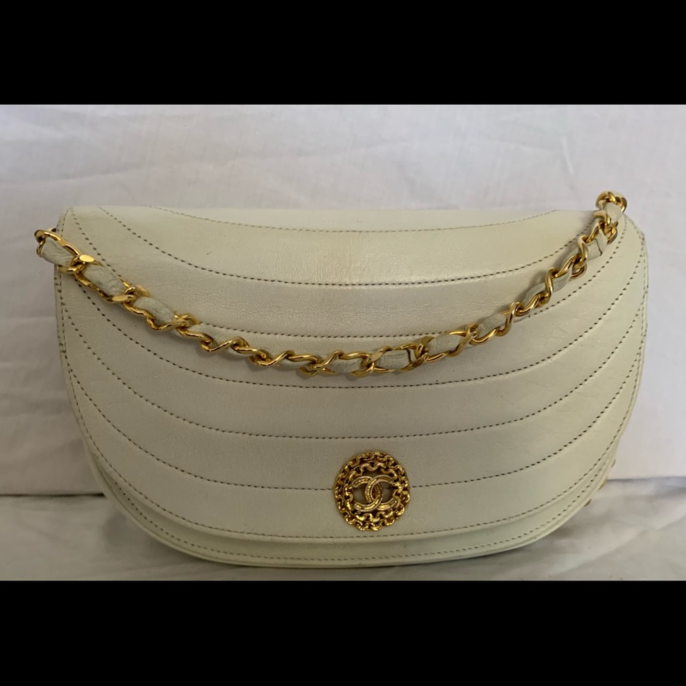 🥳Chanel flap handbag cream colored softest lamb! Authentic-